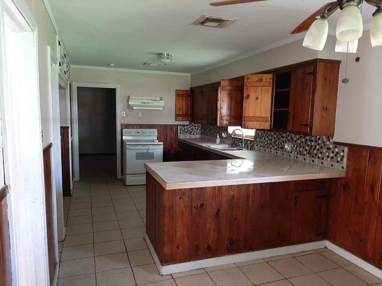 2740 Graves Ave - Photo 2 of 11