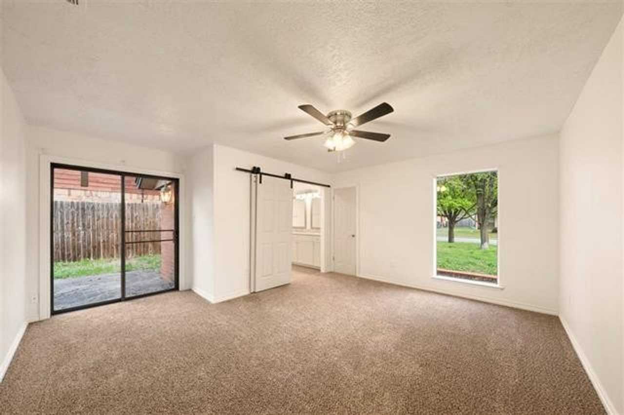 3010 Ne Lancaster Ln - Photo 2 of 21