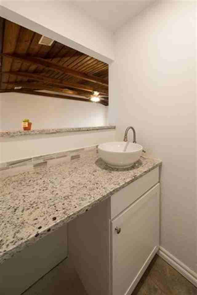 3010 Ne Lancaster Ln - Photo 6 of 21