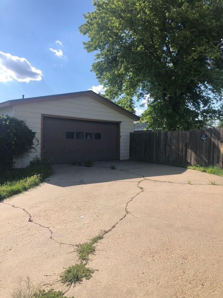 2921 S Manhattan St - Photo 2 of 17