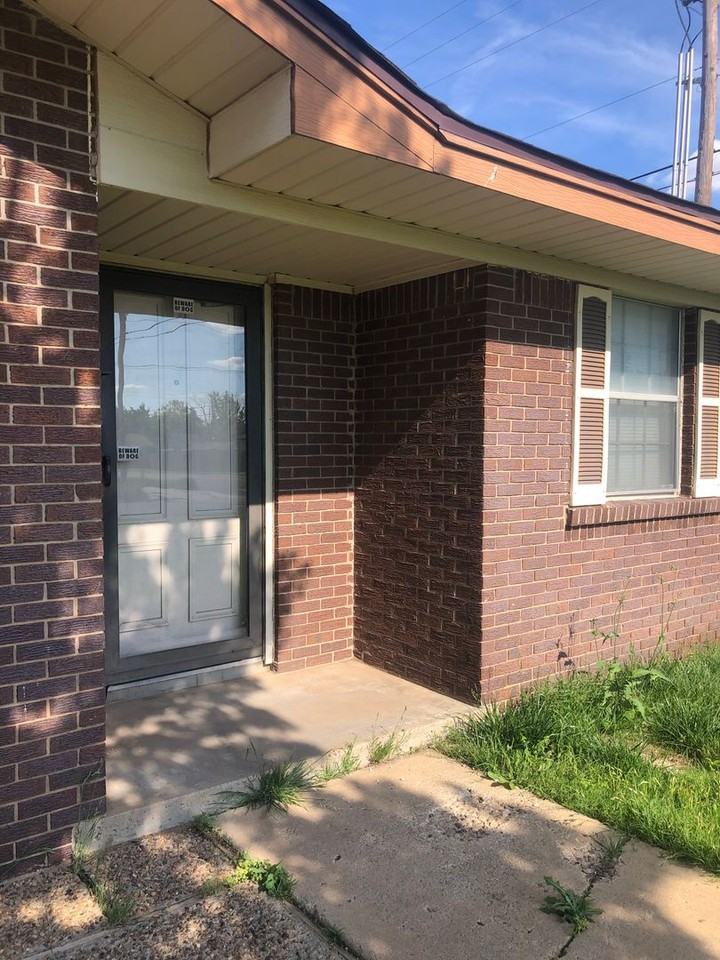 2921 S Manhattan St - Photo 3 of 17