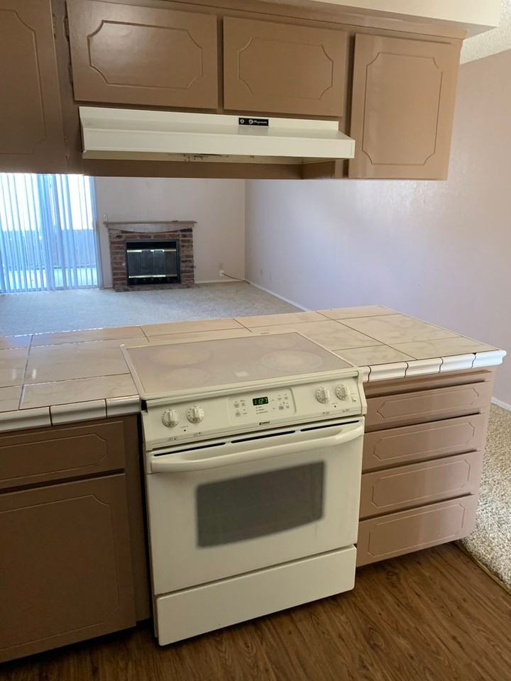 112 N Lemoore Ave #D - Photo 3 of 10