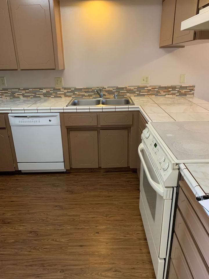 112 N Lemoore Ave #D - Photo 4 of 10