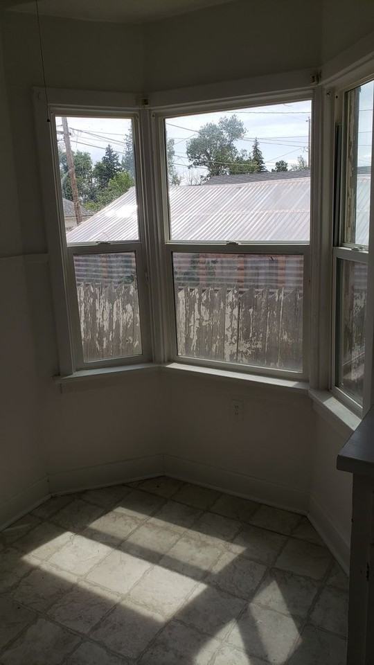 823 8th St - Photo 2 of 8