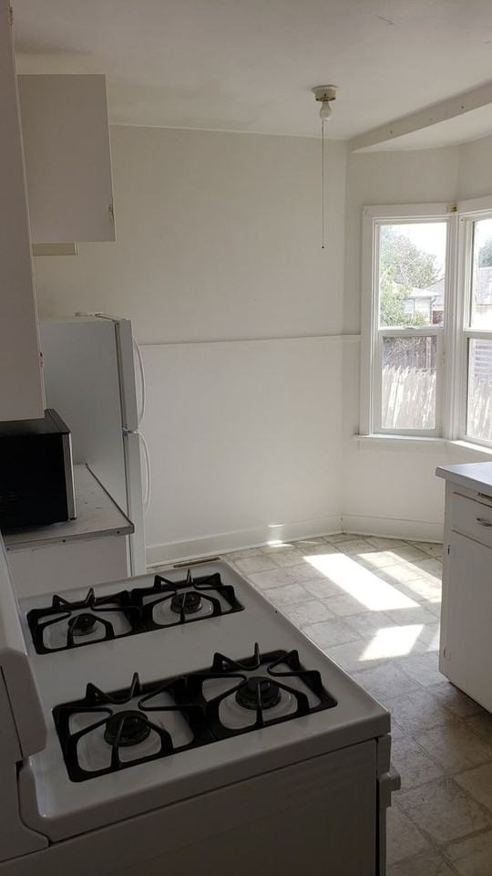 823 8th St - Photo 4 of 8