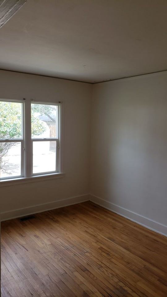 823 8th St - Photo 6 of 8