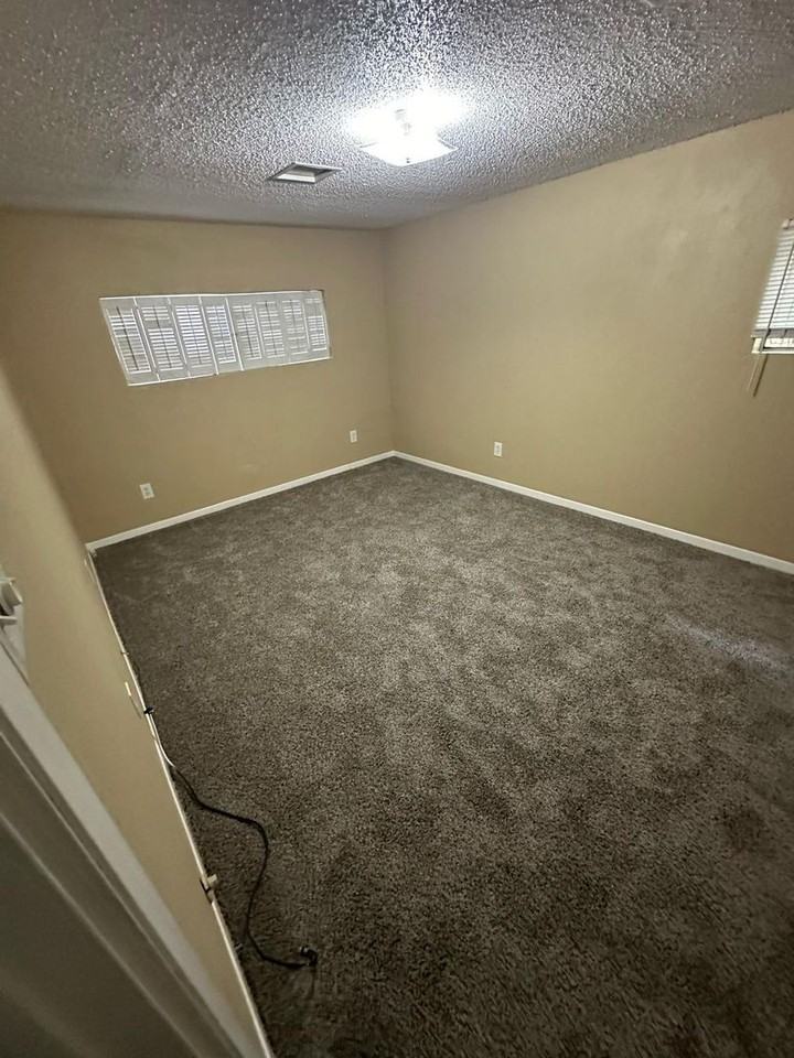 583 W Hammond St - Photo 3 of 21