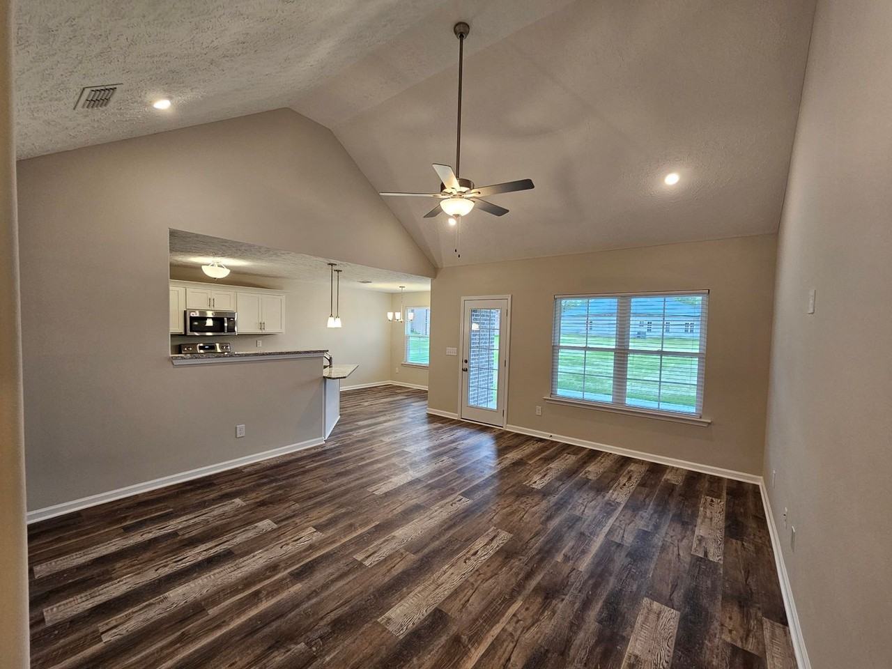 160 Blanford Cir - Photo 5 of 24