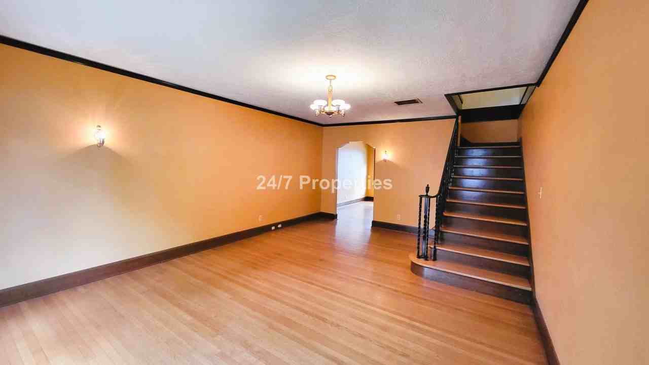 2906 Se Washington St - Photo 2 of 19