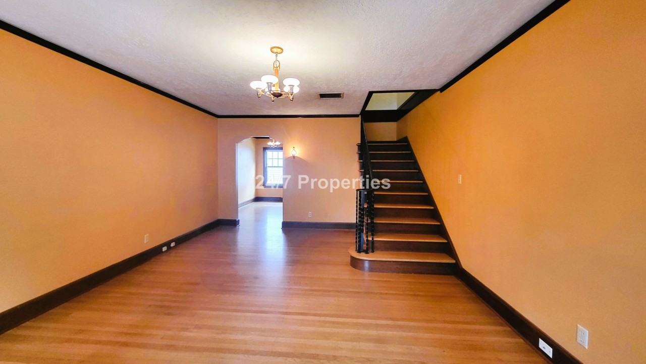 2906 Se Washington St - Photo 3 of 19