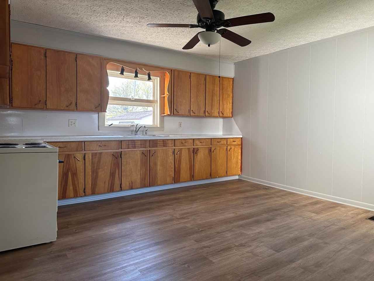 617 W 1st St - Photo 2 of 9