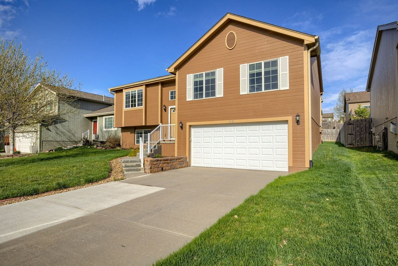 6121 S 190th Ter - Photo 2 of 24