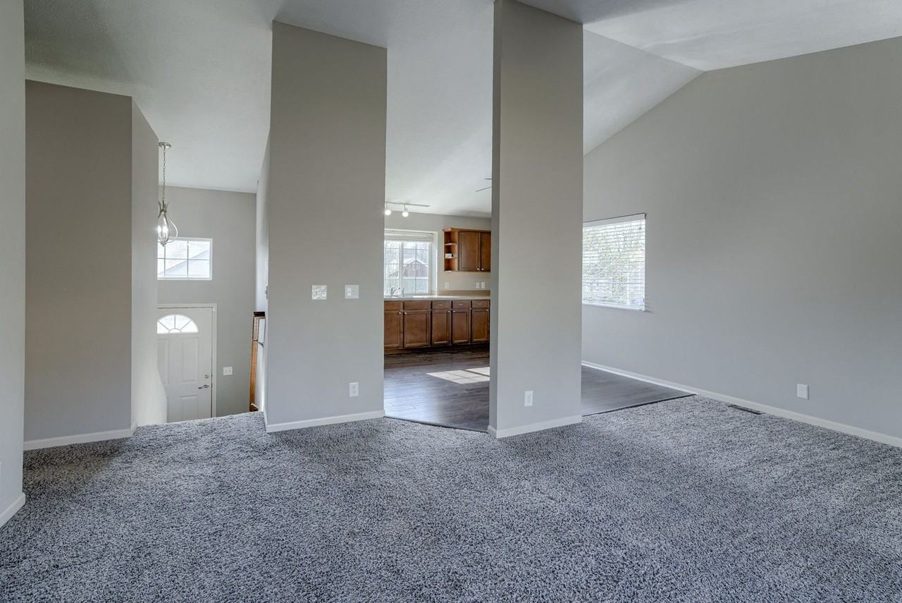 6121 S 190th Ter - Photo 4 of 24