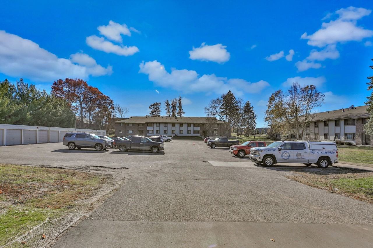 Oakridge Apartments - Photo 2 of 26