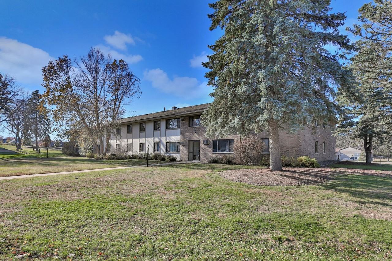 Oakridge Apartments - Photo 3 of 26