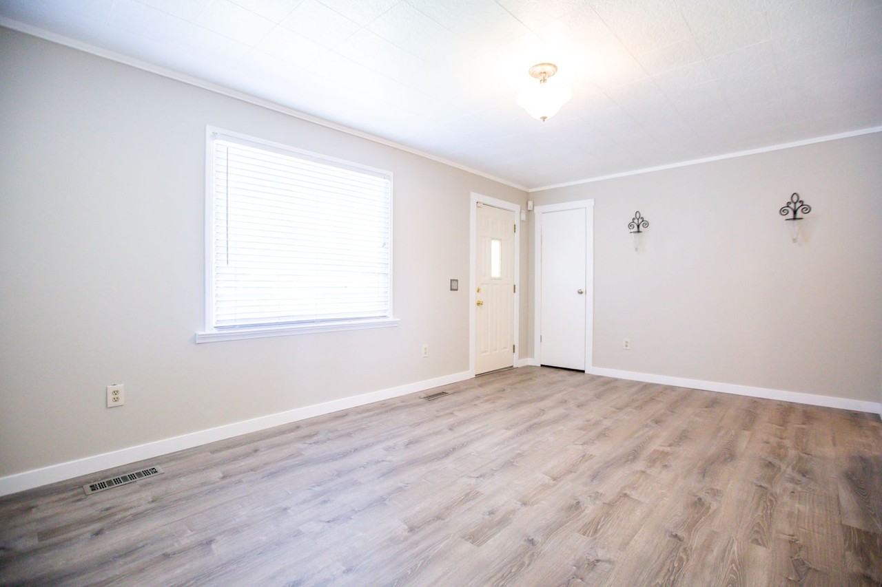 2330 Hyde St Se - Photo 4 of 12