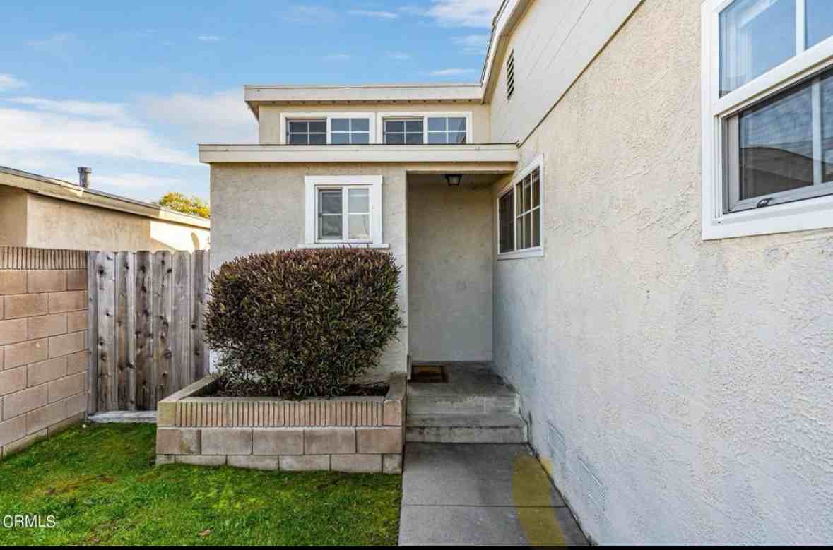 2307 N Heather Ave - Photo 2 of 17