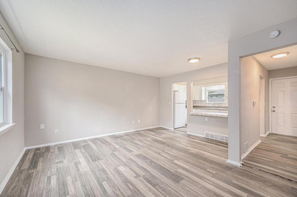 221 N Oak St - Photo 2 of 13