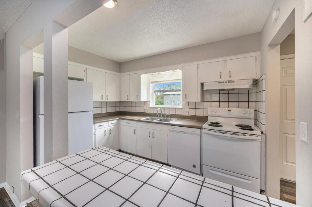 221 N Oak St - Photo 3 of 13