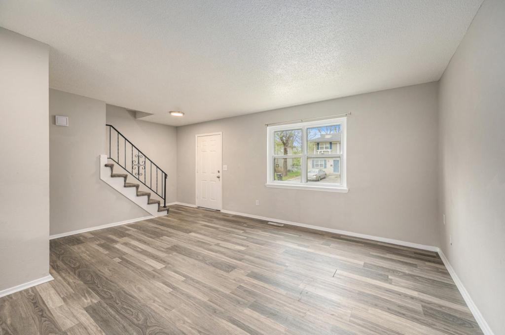 221 N Oak St - Photo 4 of 13