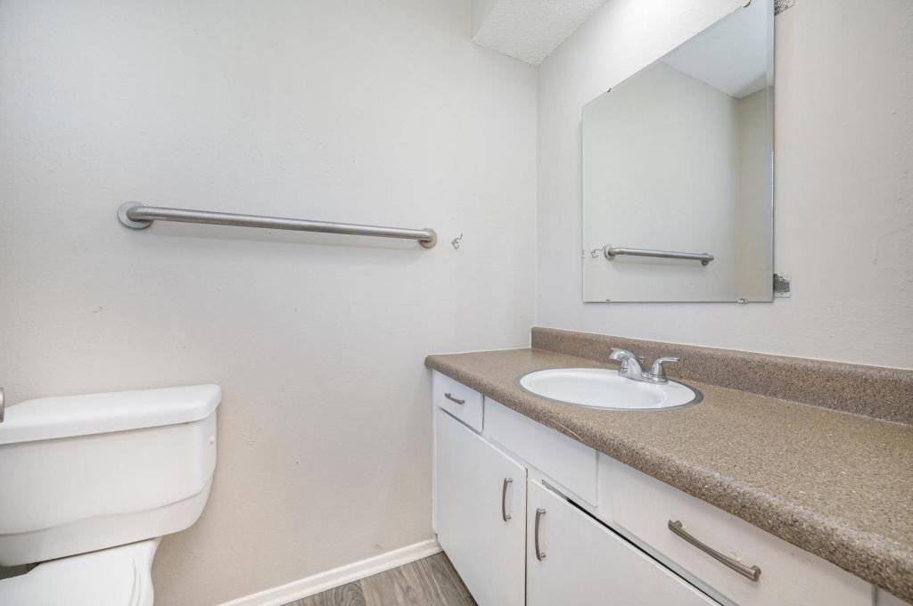 221 N Oak St - Photo 5 of 13