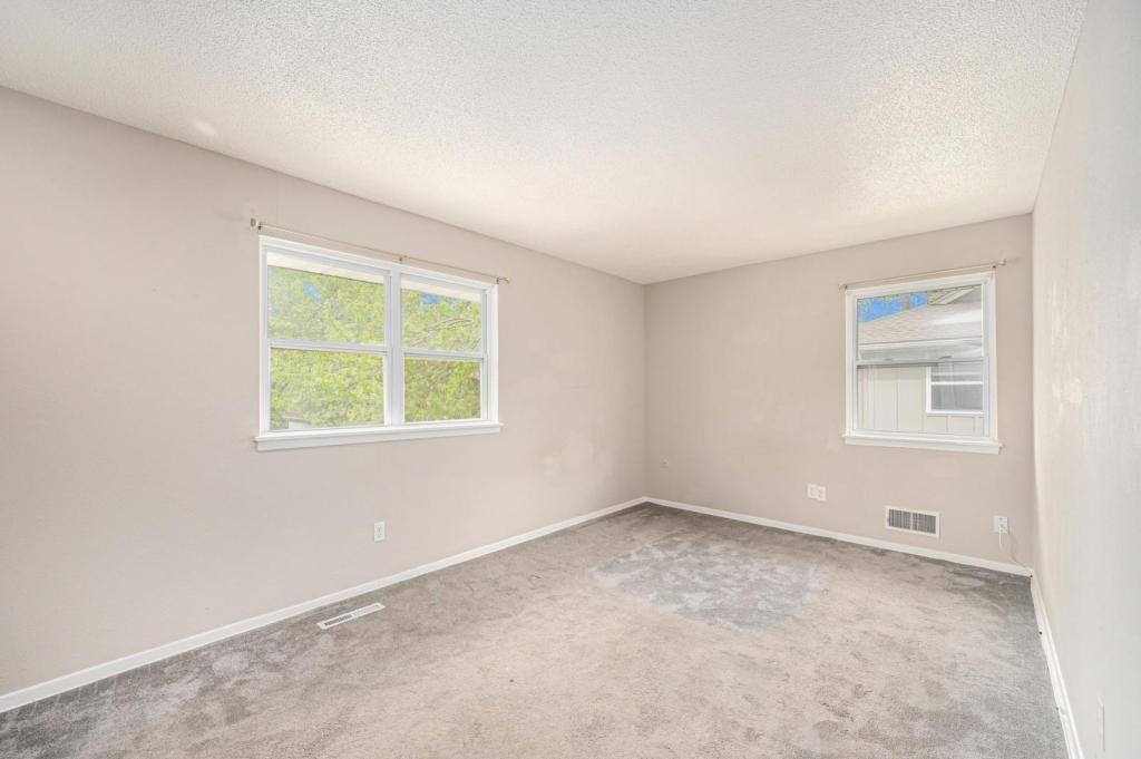 221 N Oak St - Photo 6 of 13