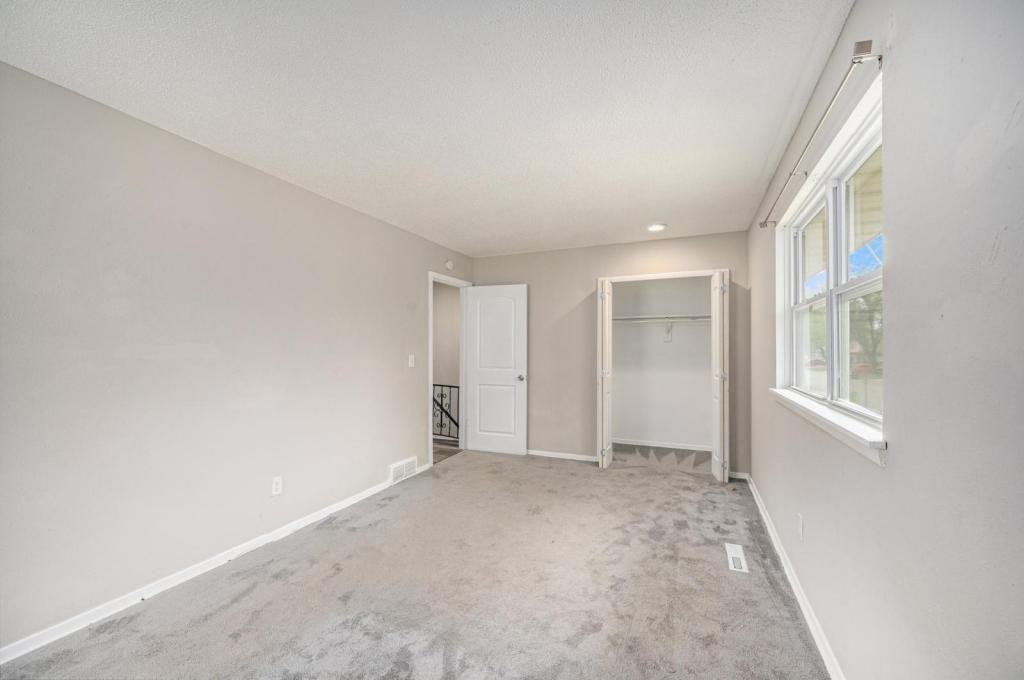 221 N Oak St - Photo 7 of 13