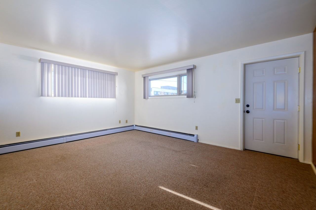 Adorable 3 bedroom 1 bathroom Top Level Unit - Photo 3 of 17