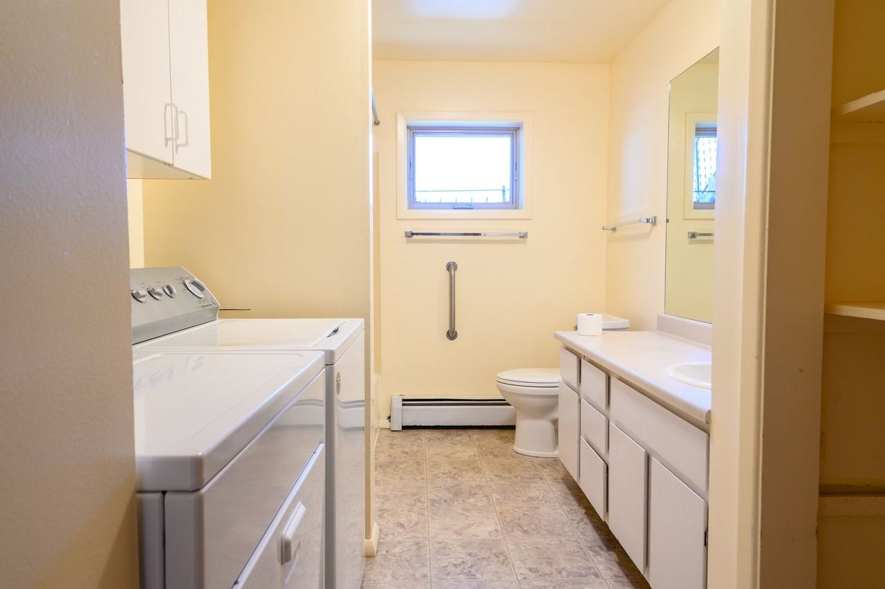 Adorable 3 bedroom 1 bathroom Top Level Unit - Photo 4 of 17