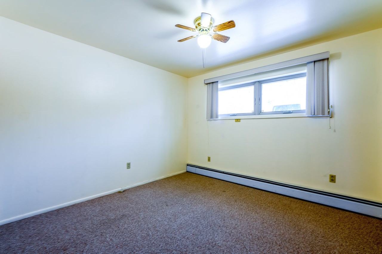 Adorable 3 bedroom 1 bathroom Top Level Unit - Photo 5 of 17