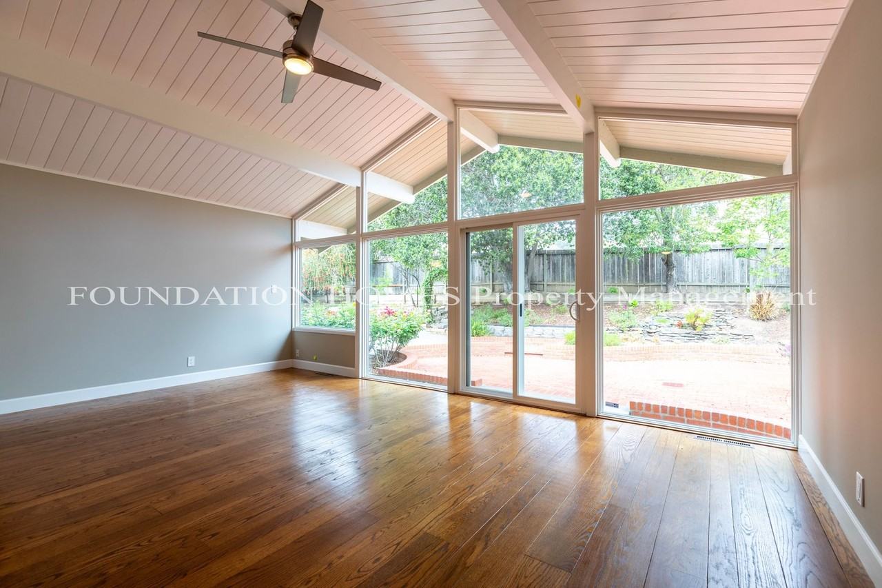 212 Blackstone Drive - Photo 3 of 19