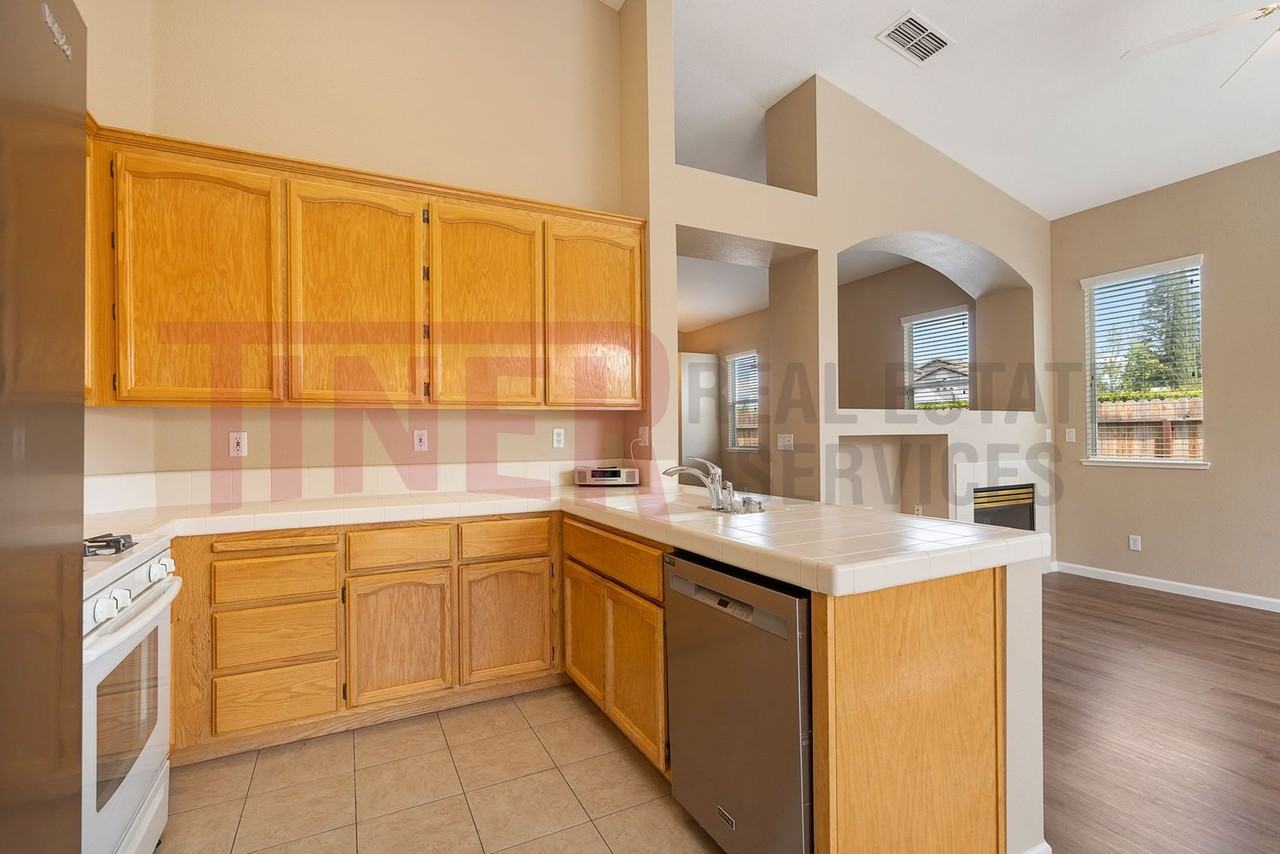 325 Leckenby Way - Photo 3 of 24