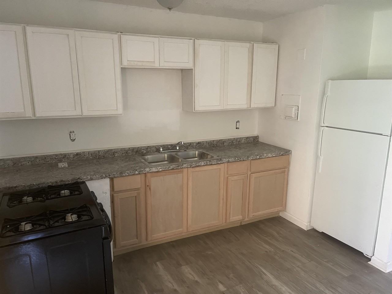 Martin Manor - Photo 2 of 39