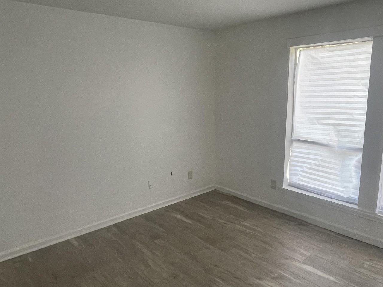 Martin Manor - Photo 4 of 39