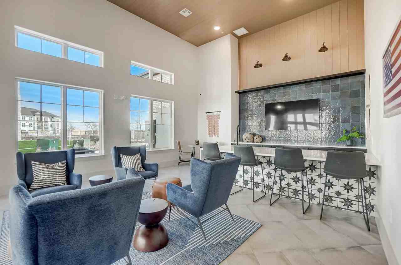 Ascend at 1385 - Photo 3 of 50