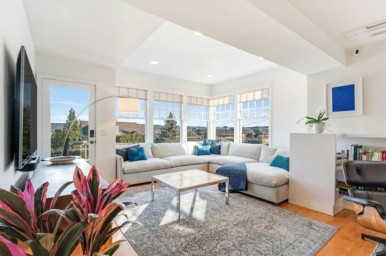 903 Lakeside Avenue South - Photo 3 of 43