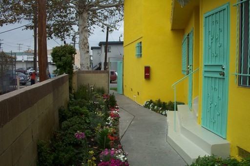 2530 S Sycamore Ave #3 - Photo 3 of 8