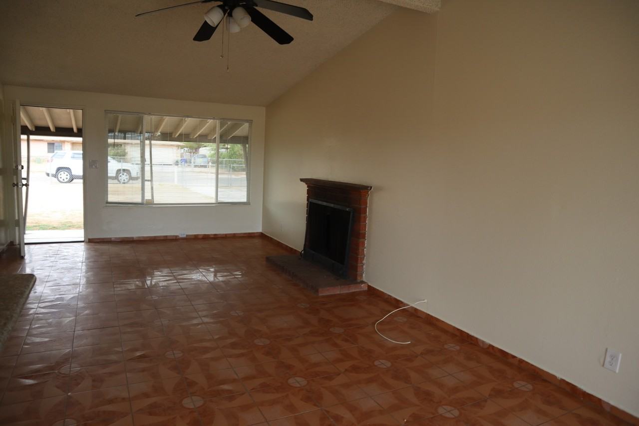 14070 Quinnault Rd - Photo 4 of 40