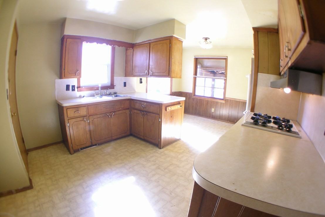 1110 Dallas Ave Se - Photo 2 of 9