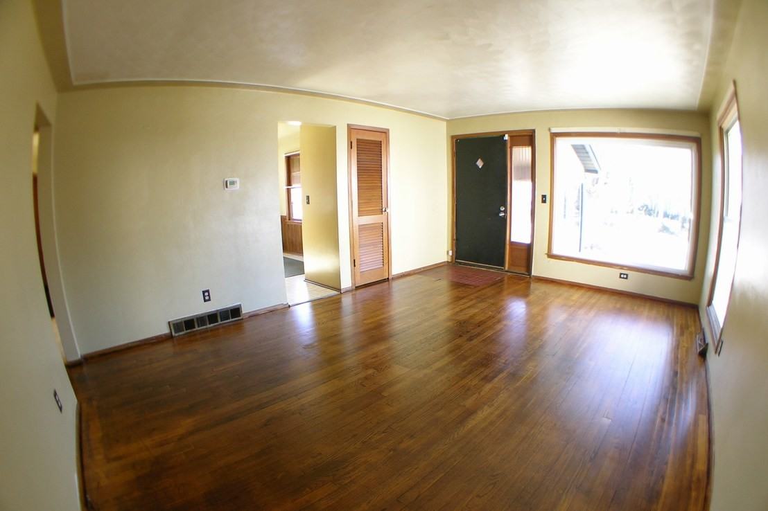 1110 Dallas Ave Se - Photo 4 of 9