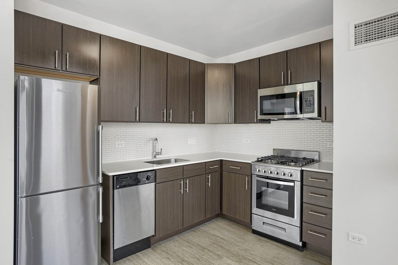 165 W Superior St #2-2DEN - Photo 2 of 24