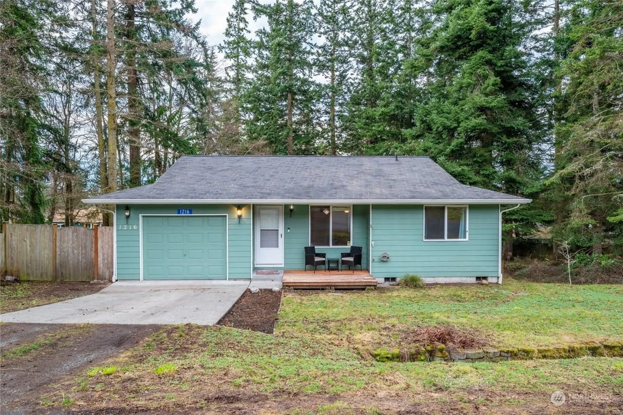 1216 Mitscher Dr - Photo 2 of 15