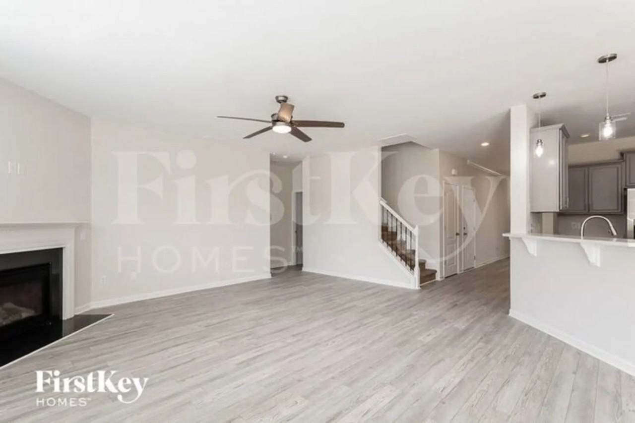 2641 Kinmere Dr - Photo 3 of 15