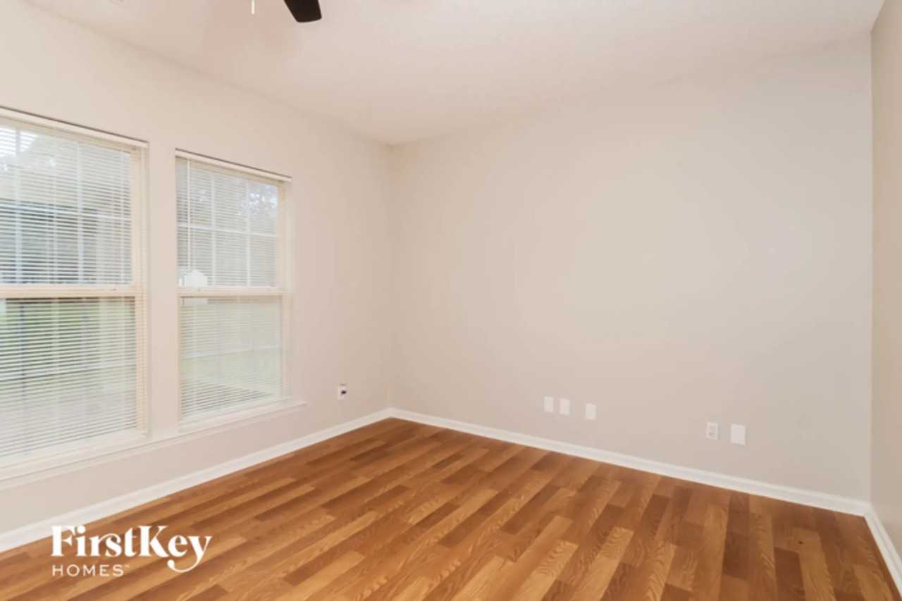 4230 Fairwood Dr - Photo 2 of 15