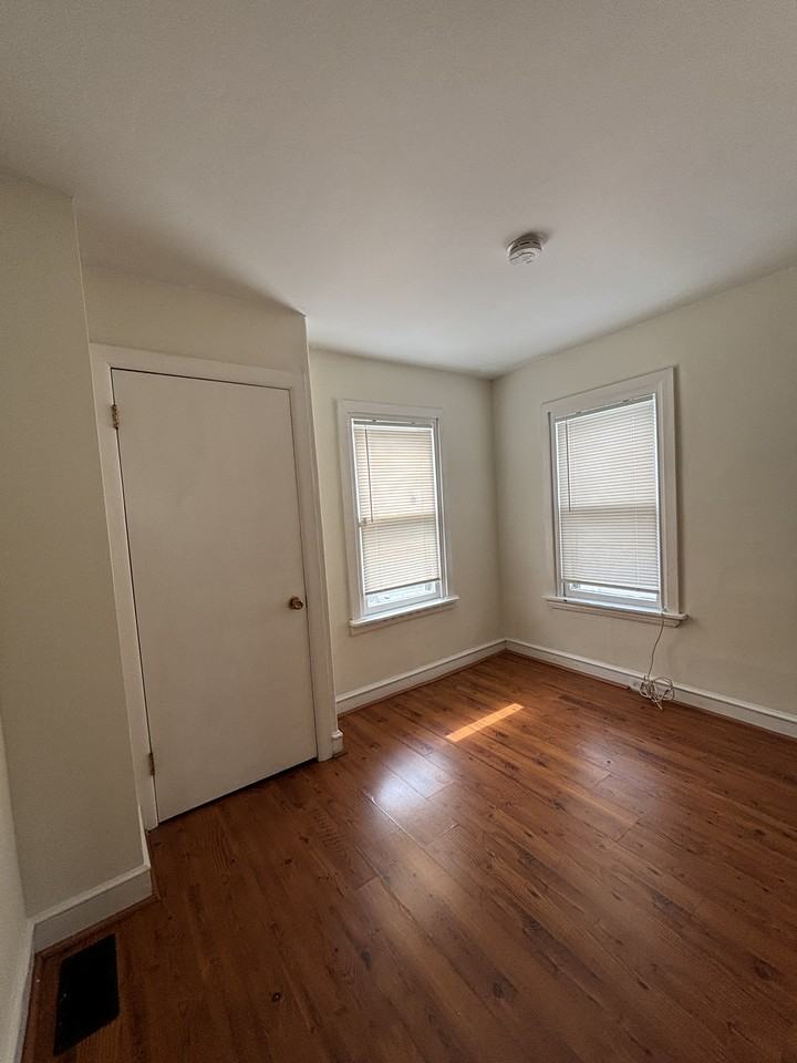 434 S Van Buren St - Photo 3 of 8