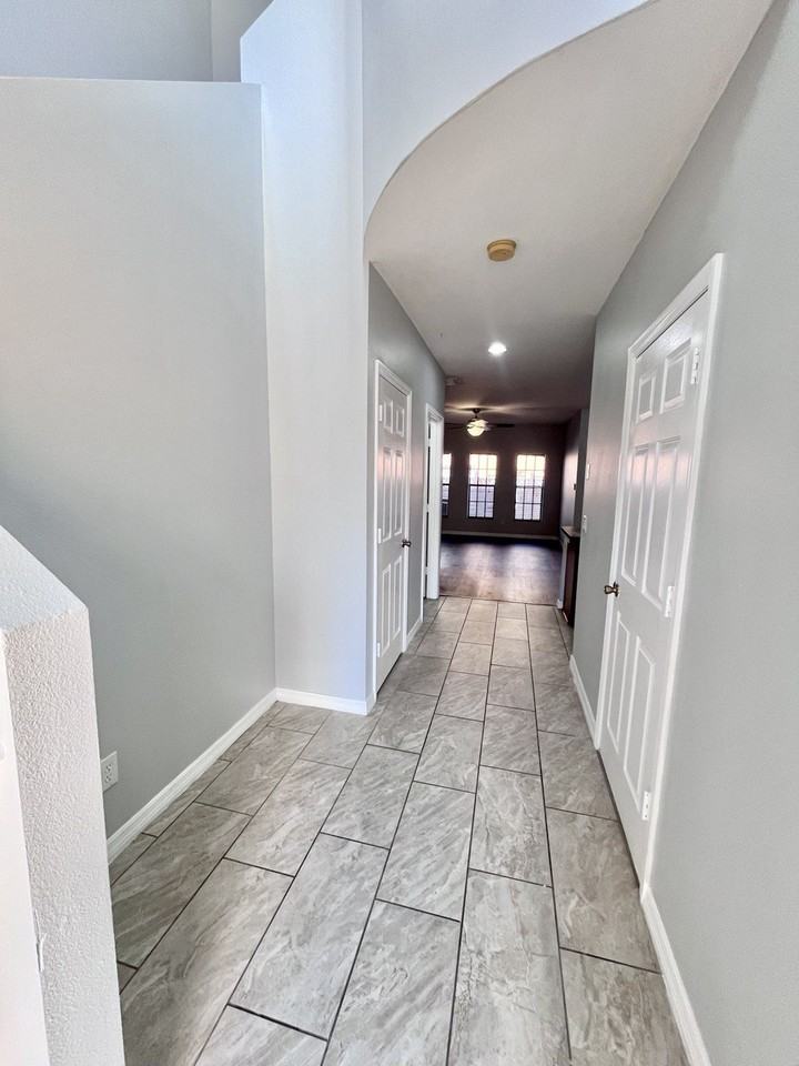 1039 Blackwater Dr - Photo 2 of 20