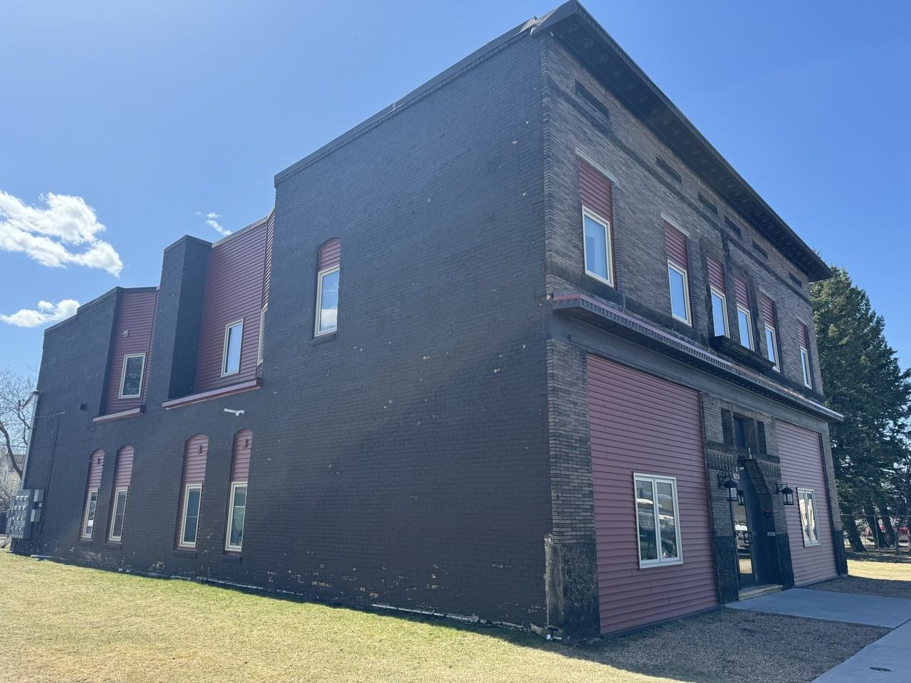 1516 Broadway St - Photo 2 of 47