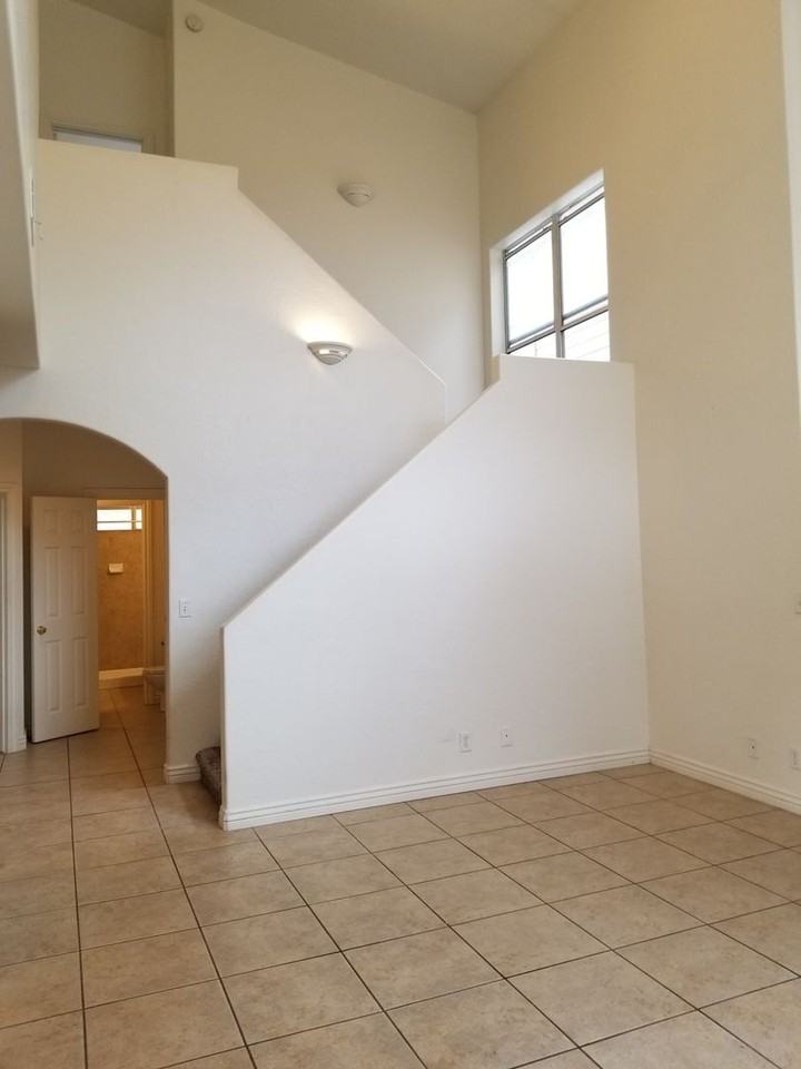 1526 E Gavin Ln - Photo 2 of 43