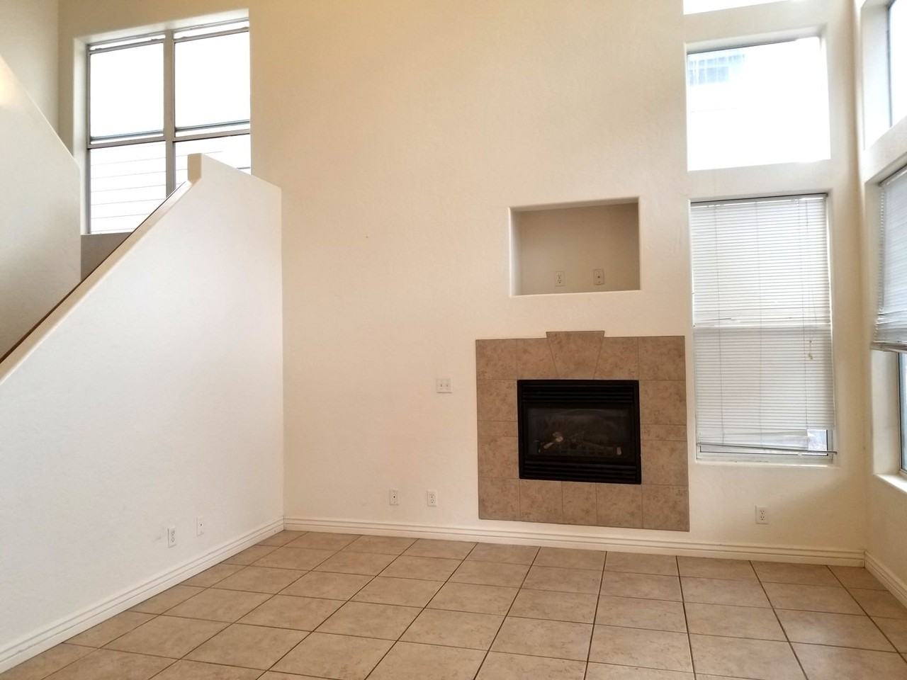 1526 E Gavin Ln - Photo 3 of 43