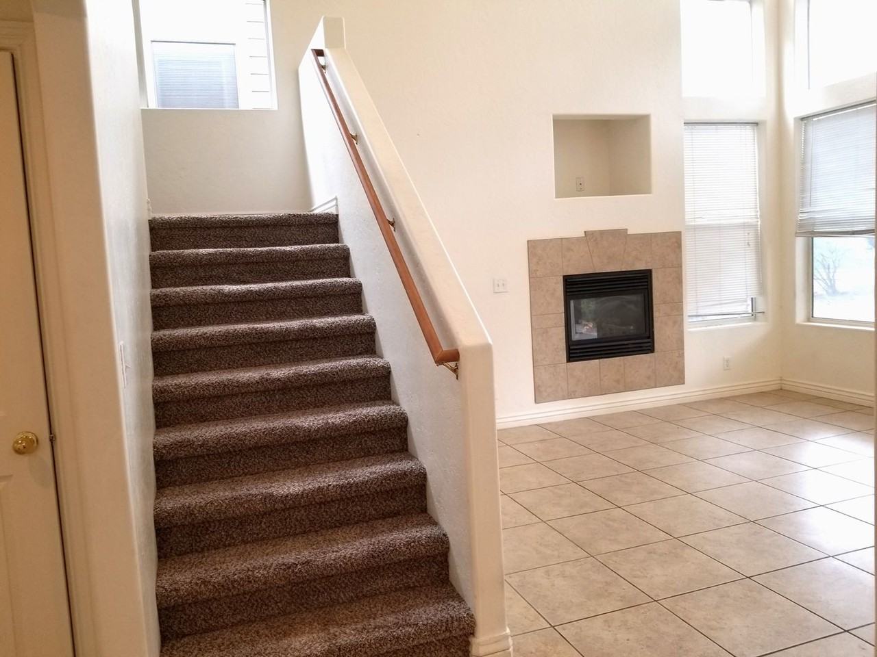 1526 E Gavin Ln - Photo 4 of 43